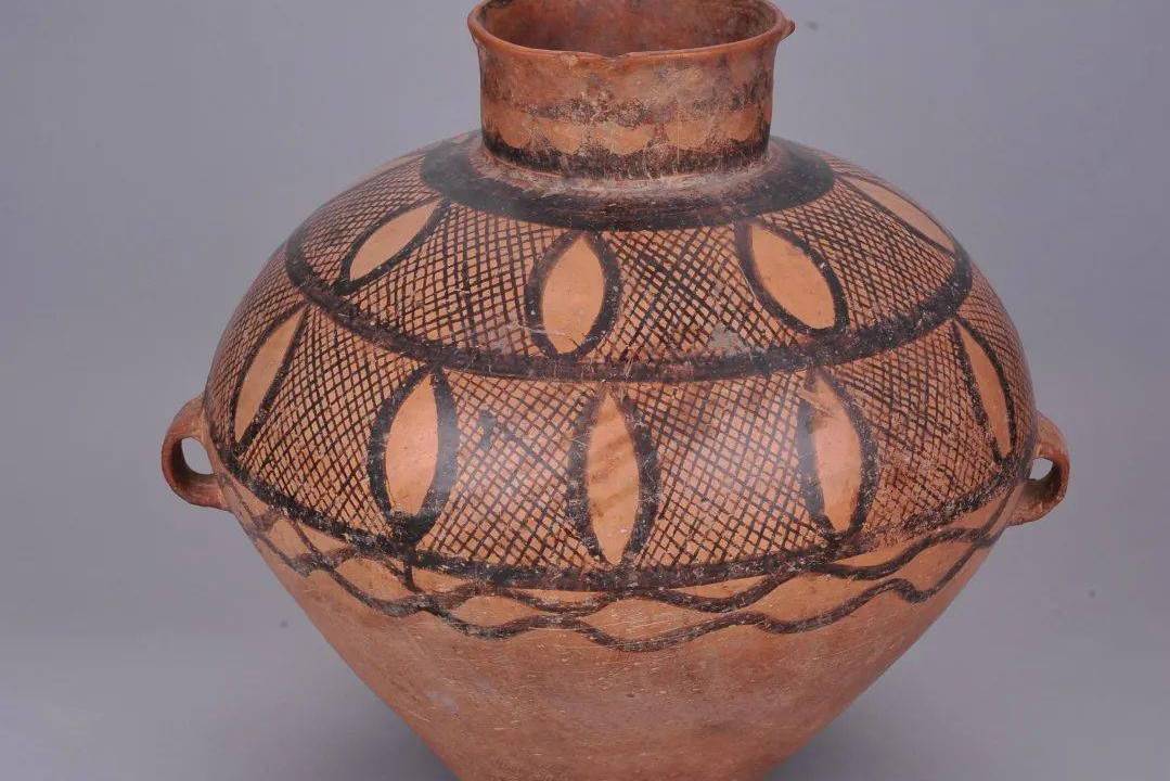 旋涡纹双耳彩陶壶