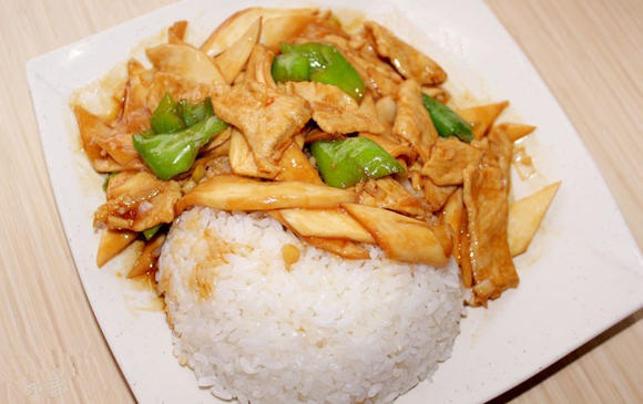  p>蘑菇肉盖浇饭是由米饭为主要食材做成的一道美食.