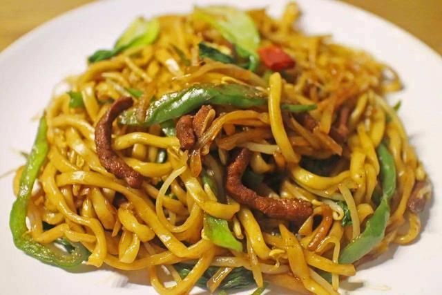  p>蒜苔肉丝炒面是一道菜品,属于家常美食.
