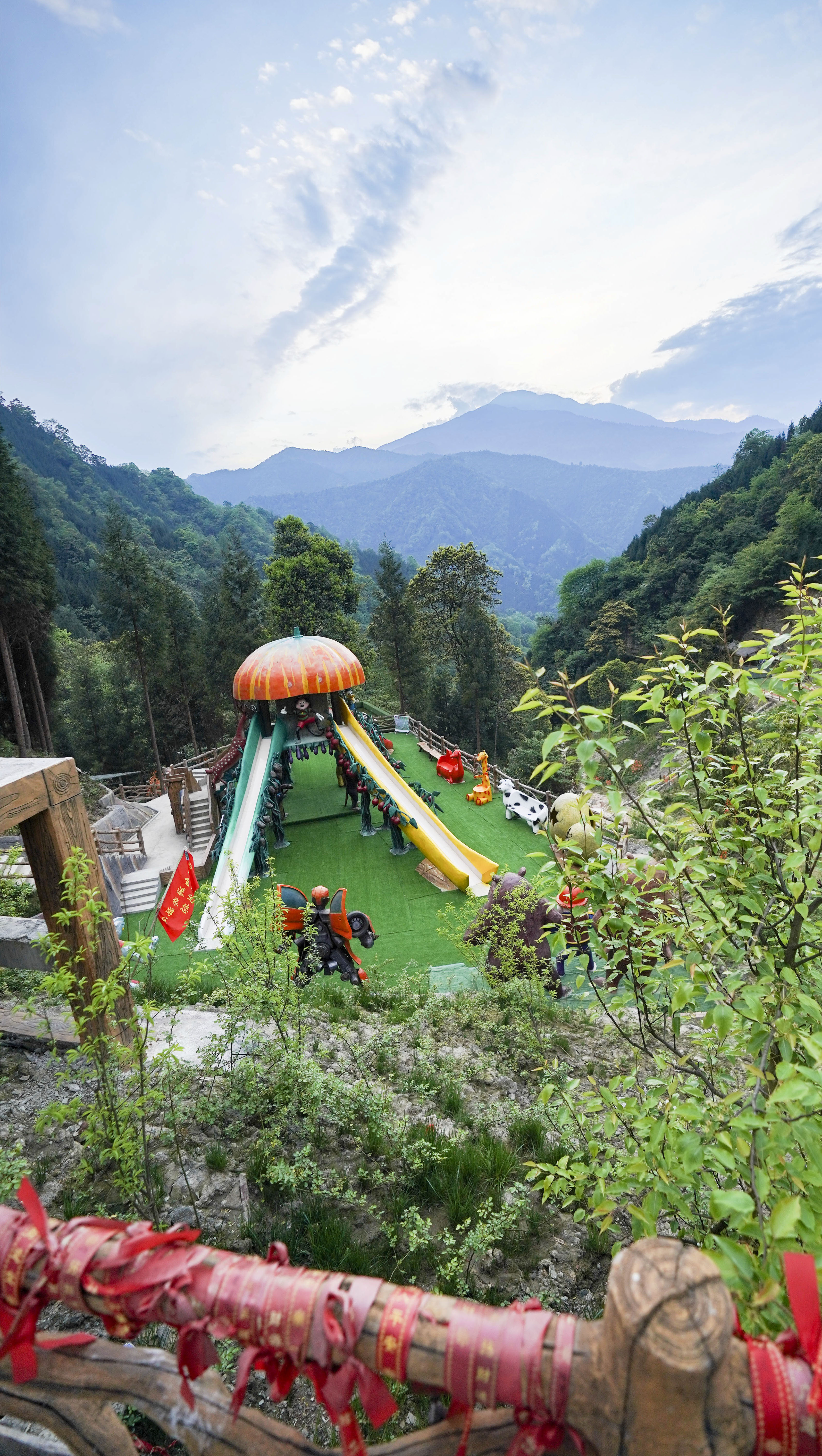  p>猴山飞瀑旅游区位于中国优秀旅游城市——雅安市境内,景区东与