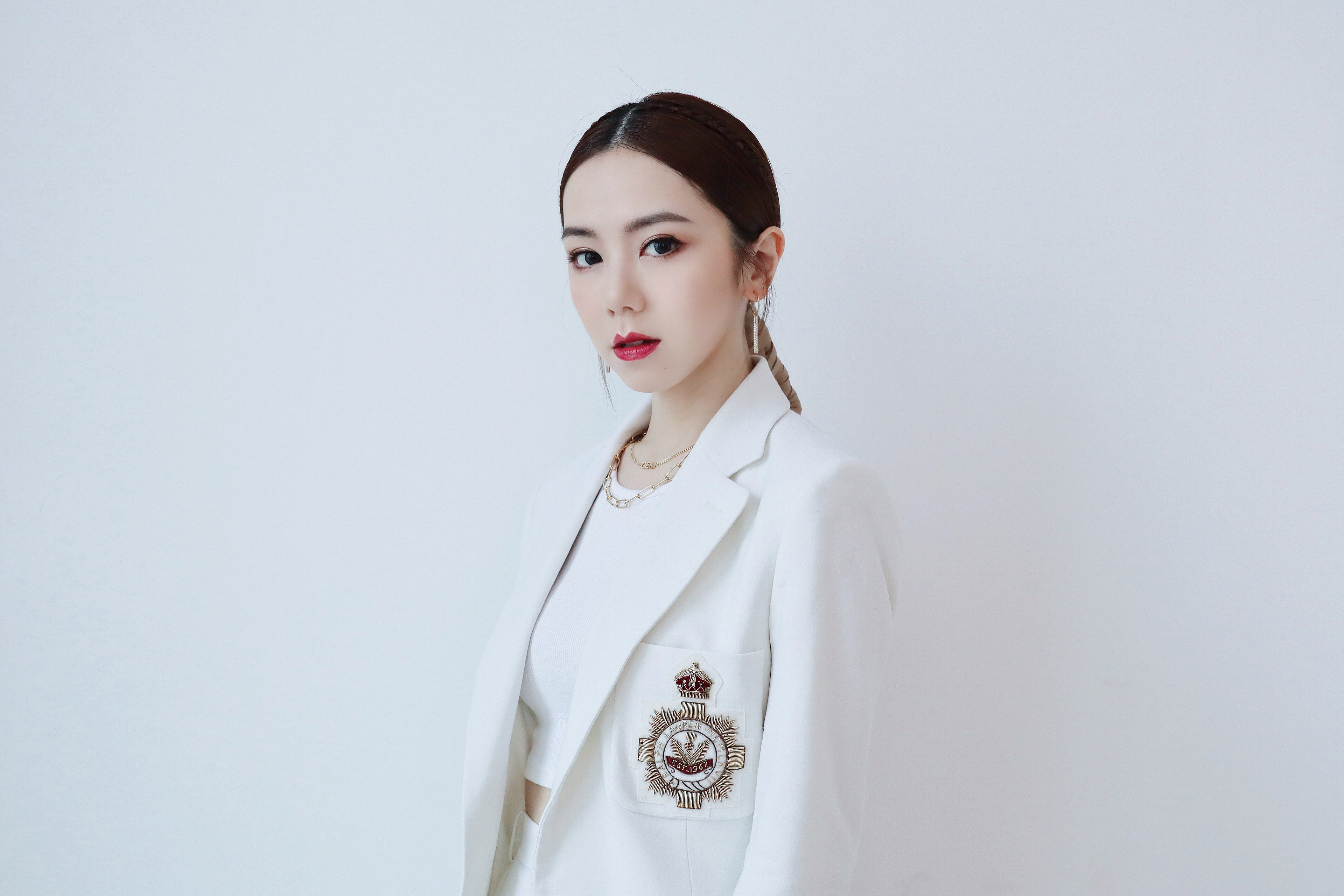 本名邓诗颖,1991年8月16日出生于上海市,中国香港流行乐女歌手,词曲