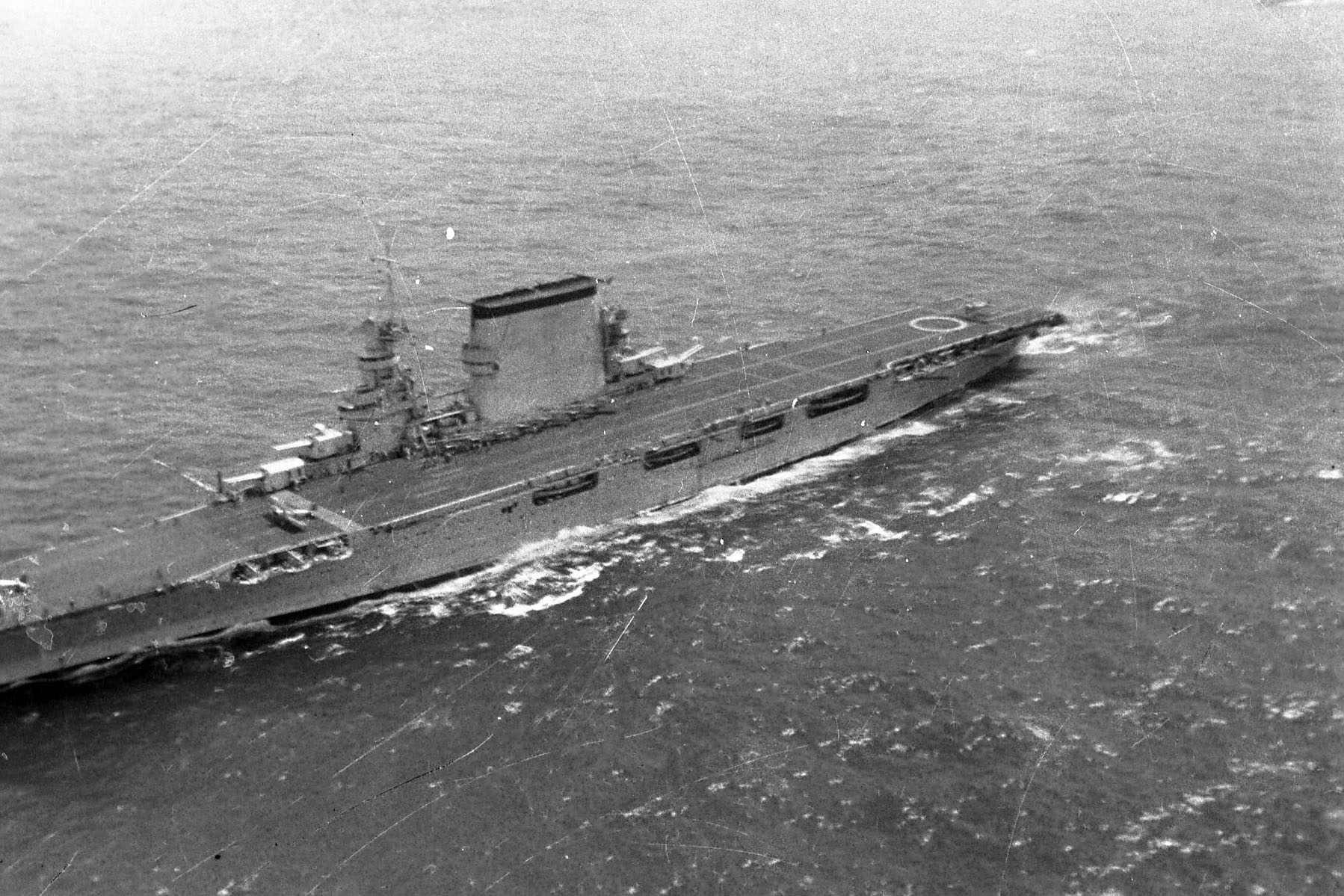  p> b>航空母舰 /b>,简称"航母",是一种以舰载机为主要作战武器的大型