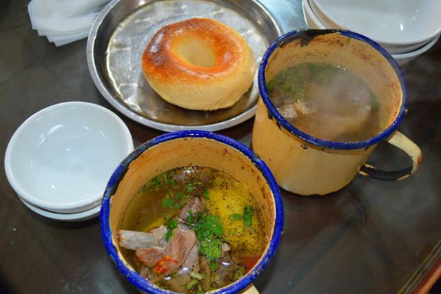  p>缸子肉是新疆维吾尔人的一种特色美食,因为用茶缸子煮,因而得名