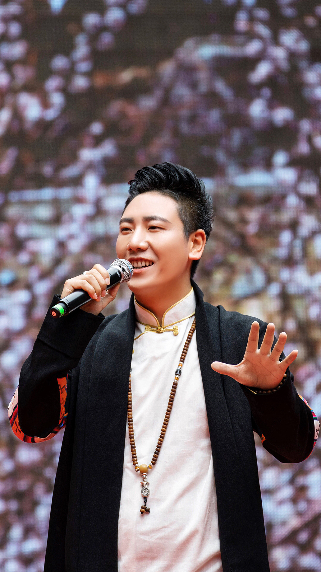  p data-id="gnbr2nv1wm">年才让,男,中国男歌手,音乐制作人.