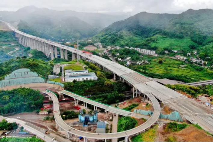 渝黔高速为山岭重丘高速公路,起于重庆市江北童家院子立交,止于