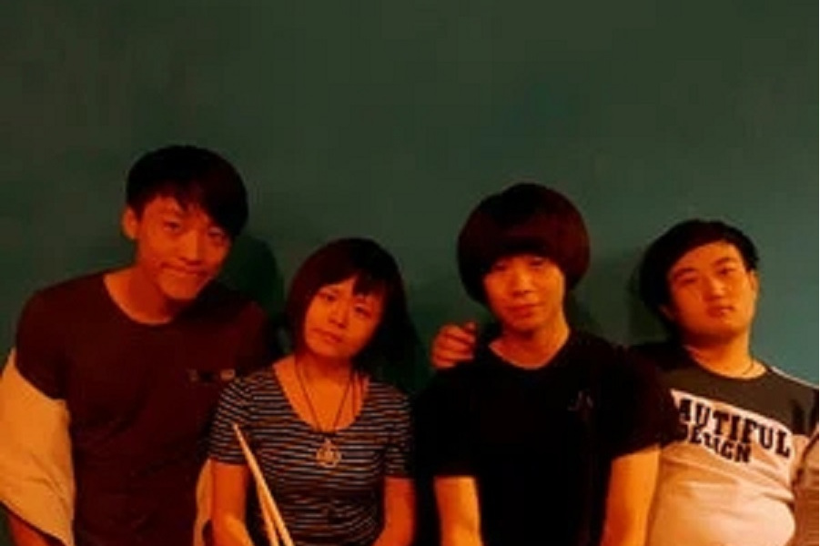 《温暖的》是温莎森林乐队演唱的歌曲,由