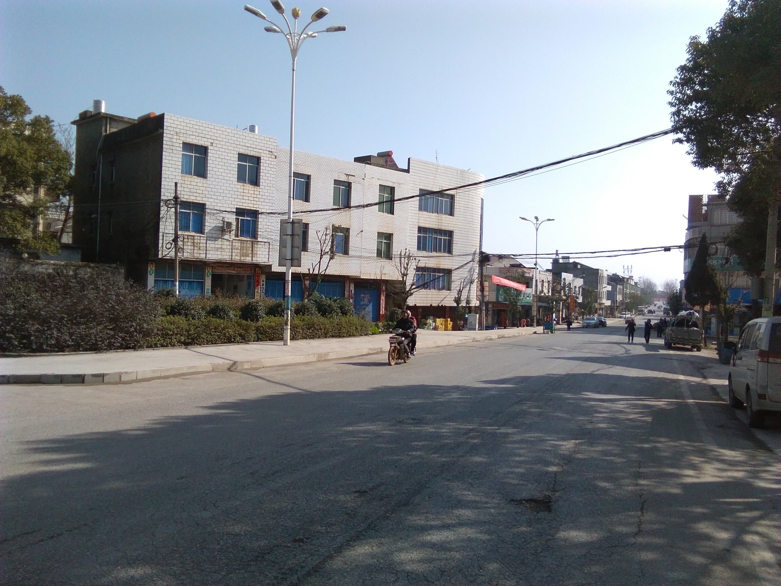 地处丰城市西北部,东南接 a target="_blank" href="/item/梅林镇