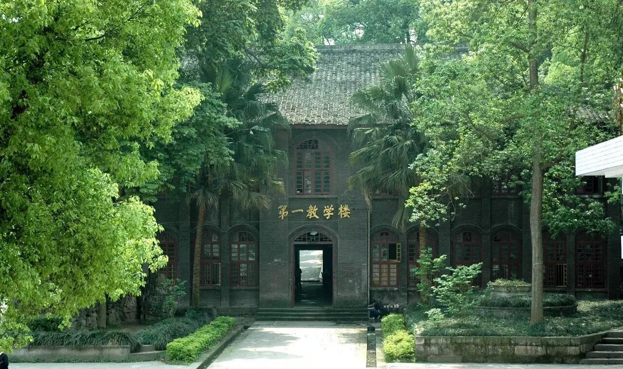  p>重庆航天职业技术学院是中国航天科技集团公司主办,重庆市教委主管