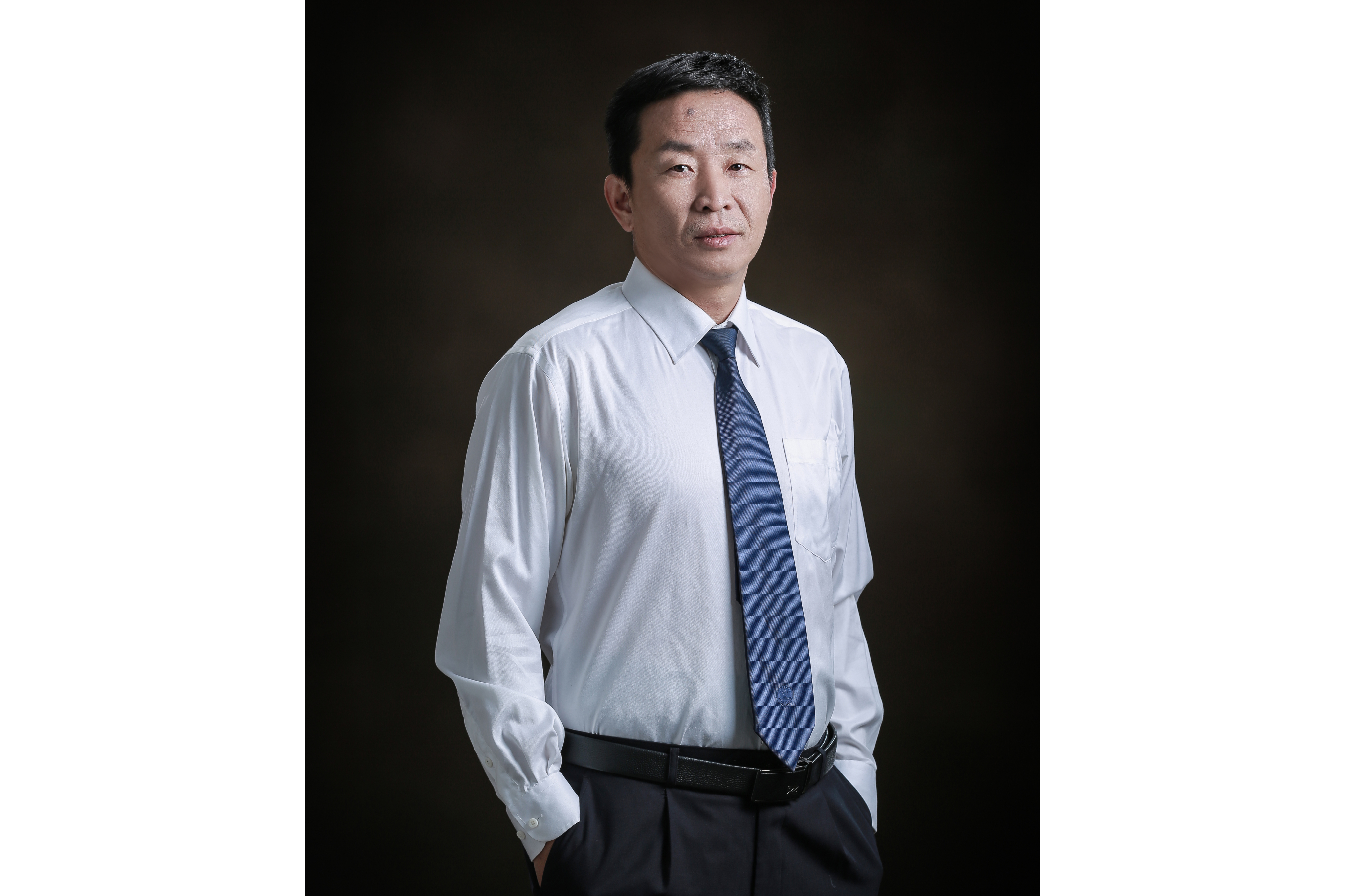 吉林省优秀律师,现为多家民营企业,乡镇中小企业,涉及教育,建筑工程