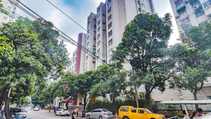  p>江泰路位于广州市海珠江燕路,由无开发商建成,共计房屋111户,小区