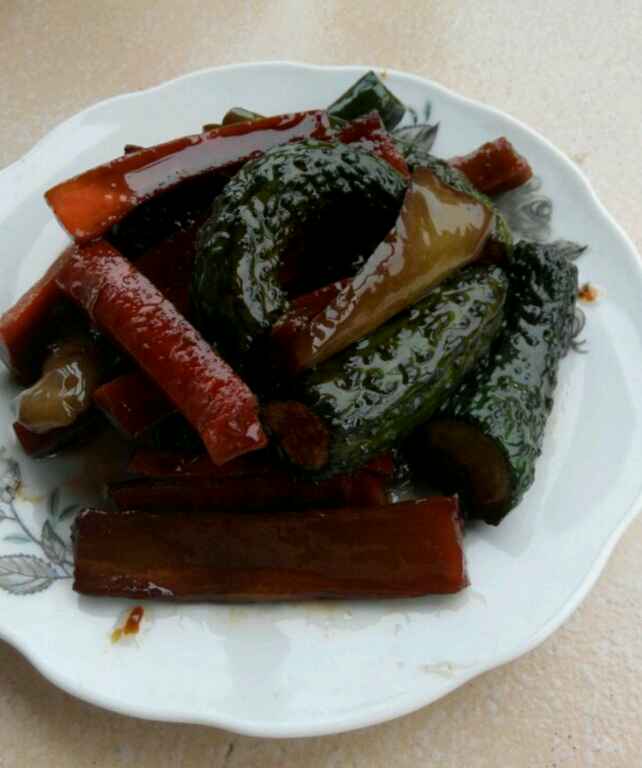 wgcf9pf7">腌酱黄瓜是由黄瓜等为主要食材做成的一道菜品,属于家常菜