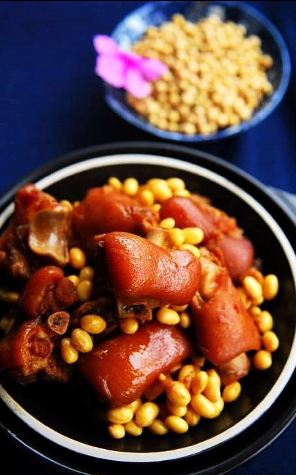  p>黄豆焖肘子是一道菜品,主料为 a href="#" data-lemmaid="10916666