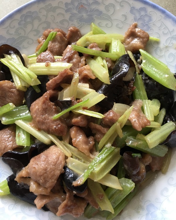 芹菜肉片炒木耳