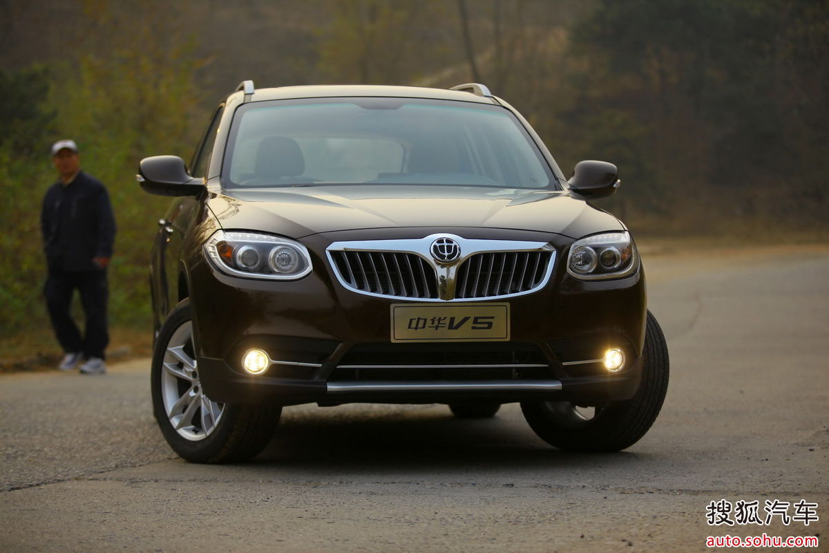  p>中华v5是中华汽车推出的首款suv车型,车头线条圆润,前保险杠非常