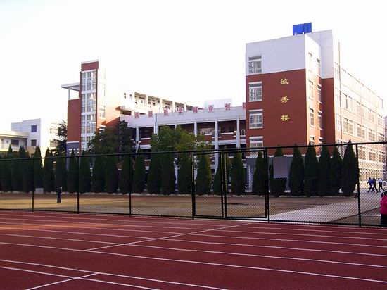 target="_blank" href="/item/巢湖市">巢湖市 /a>三中,位于城北 a