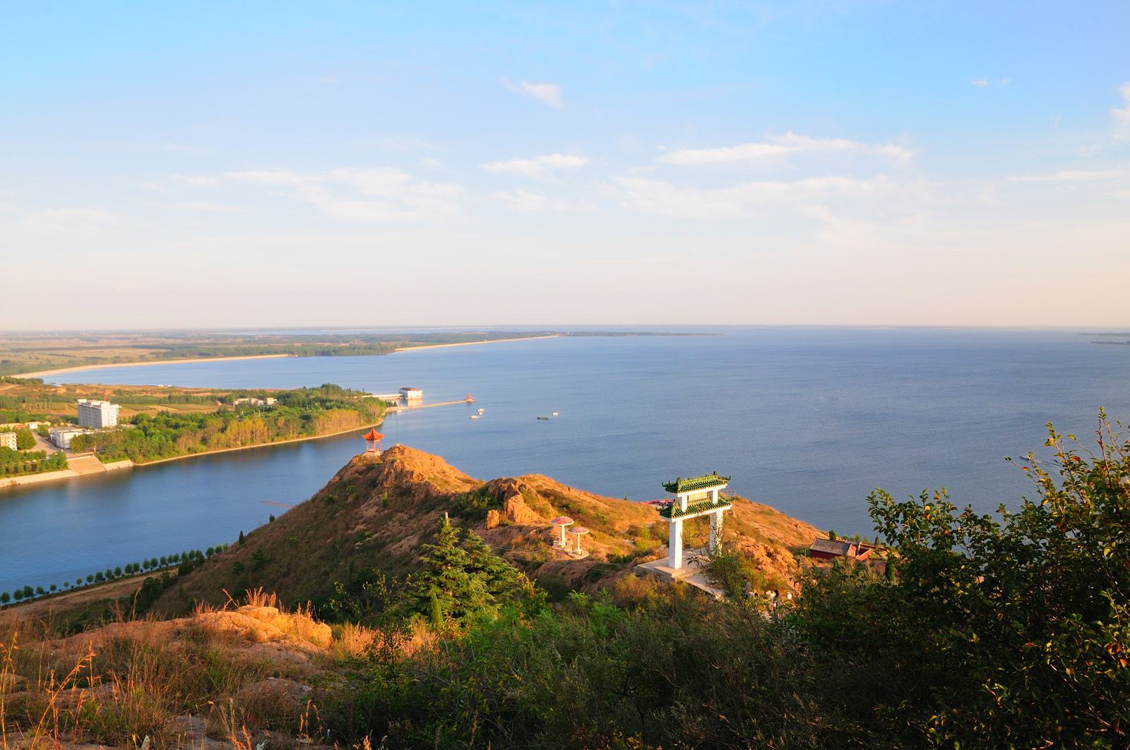  p>山东峡山湖国家湿地公园位于山东潍坊峡山生态经济发展区的南部