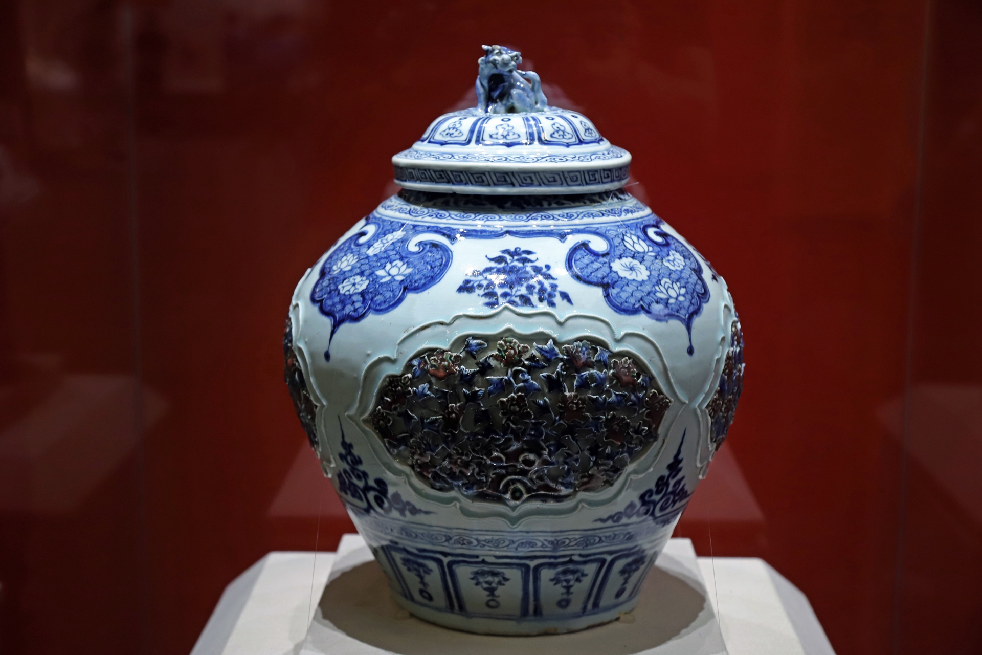  p>元代青花釉里红开光贴花盖罐1964年出土于河北保定永华南路元代
