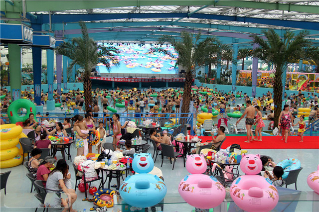  p>唐山绿洲水上乐园地处市区西外环,位于许各寨西部生态森林公园内