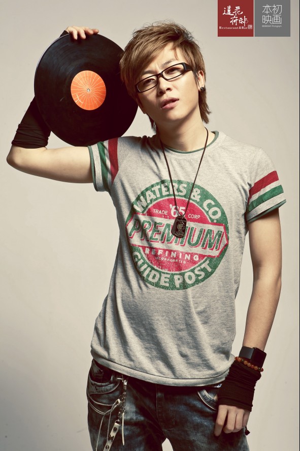 data-lemmaid="10327113">莲花府邸 /a>驻唱歌手,2009年10月" a