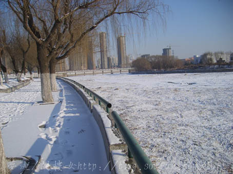  p> a target="_blank" href="/item/月亮岛位于横跨长春市">月亮岛