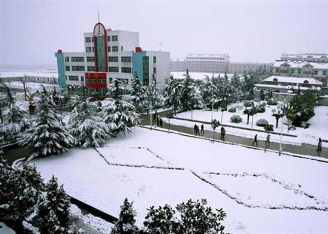  p>定远县第三中学创办于1986年,为安徽省示范高中,位于安徽省 a