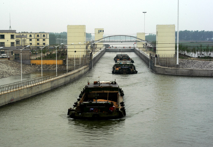  p>微山船闸,位于微山县城北京杭运河主航道与二级坝交汇处,于三闸与