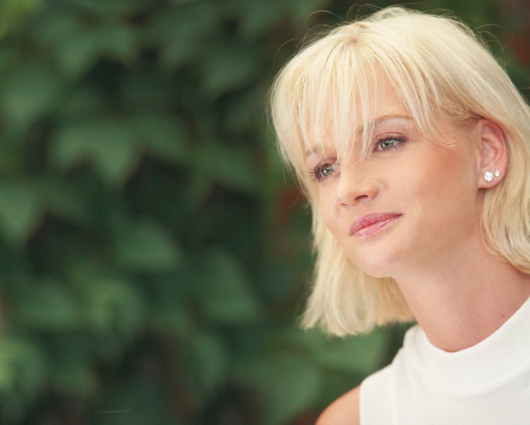  p>霍尔金娜1979年1月19日出生于 a href="#" data-lemmaid="125568">