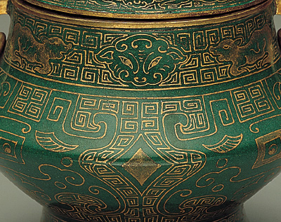  p>清乾隆画珐琅雷纹兽耳衔环盖罐是铜胎,桃钮之