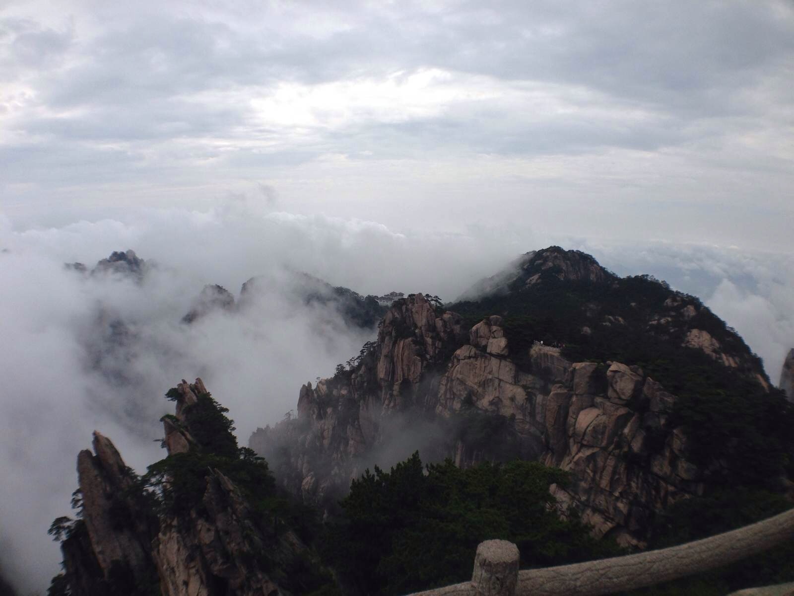  p>排云亭位于 a target="_blank" href="/item/黄山风景区/1350521"