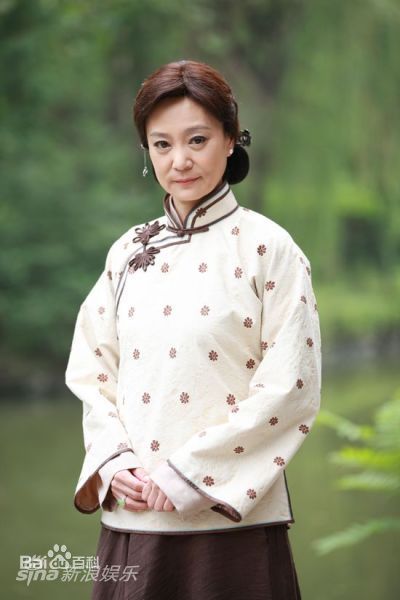 刘雪华,1959年11月12日出生于北京,5岁随家人迁往香港,中国香港女演员