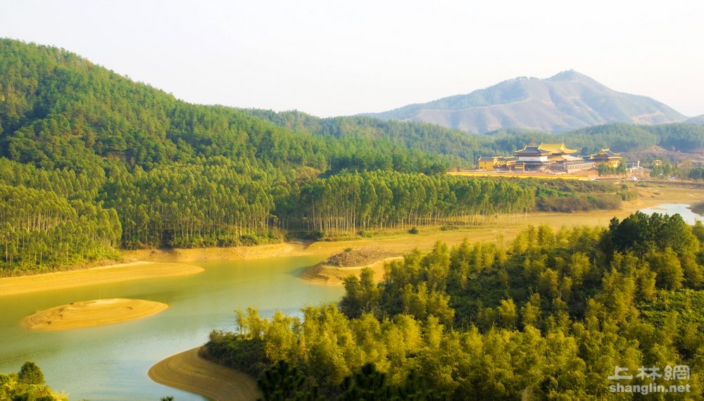 金莲湖旅游景区位于上林县城的北面,距县城8公里