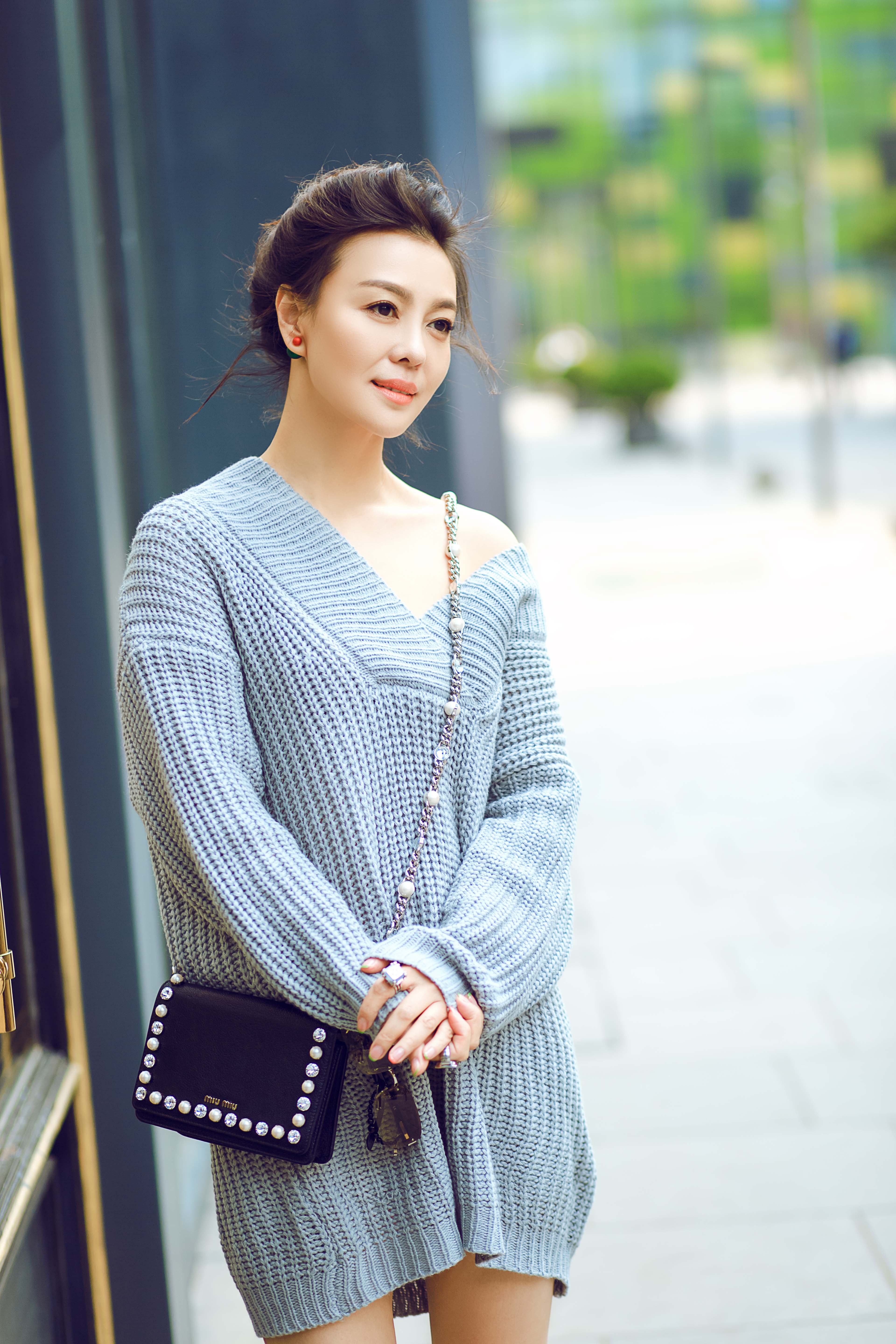  p>荣蓉,国家二级演员,制片人,毕业于 a target="_blank" href="/item