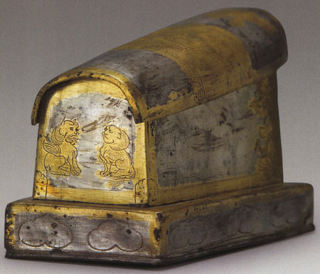  p>鎏金双凤纹宝盖银棺,陕西扶风县法门寺地宫出土的棺材. /p>