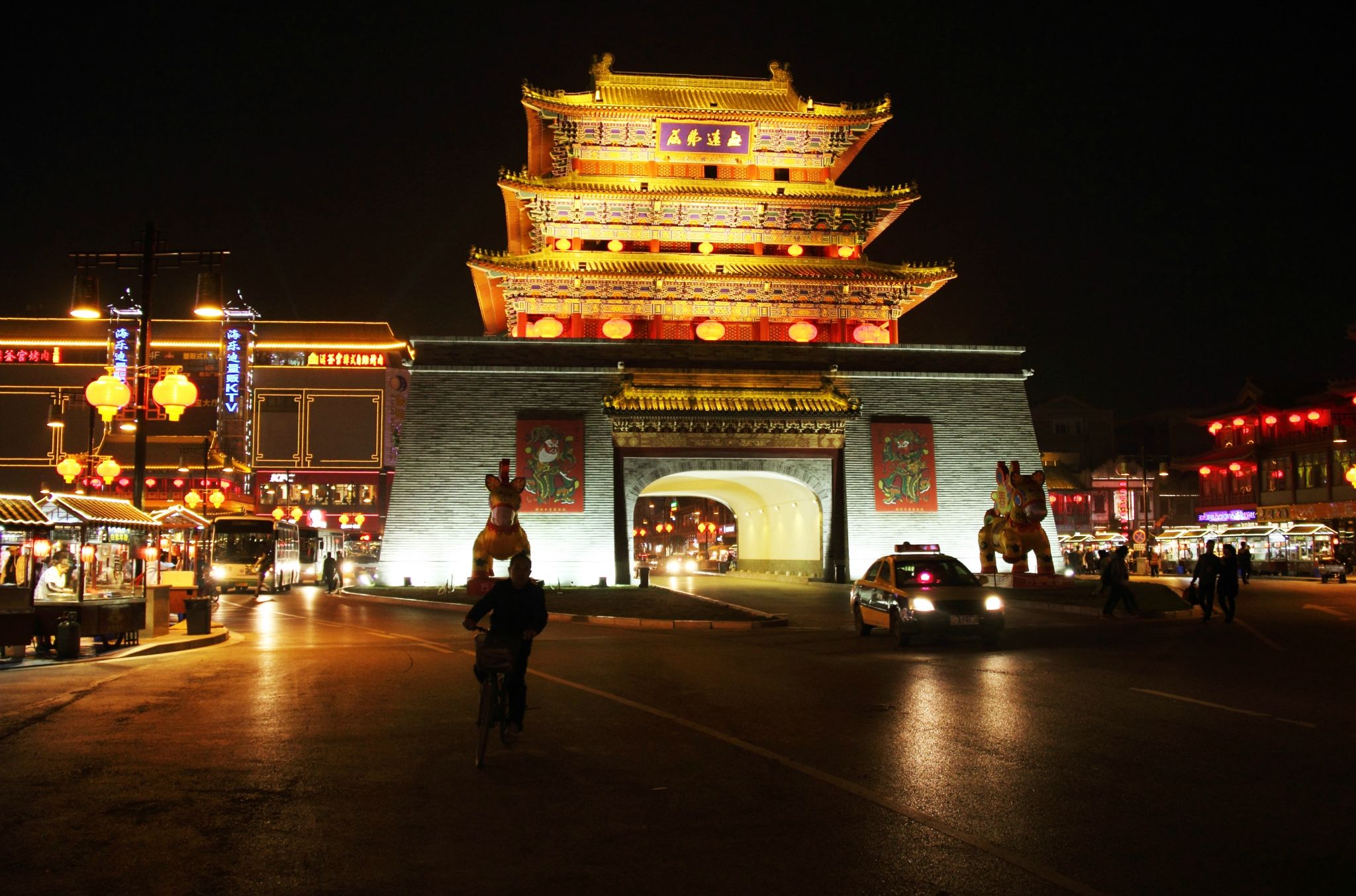 开封鼓楼始建于明洪武十二年(1379年),钟楼在今天鼓楼广场原鼓楼的
