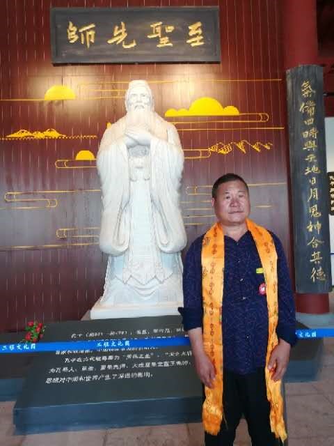 1966年出生在巩义市三代风水世家,耳濡目染,深受祖上熏陶,凭天赋聪颖