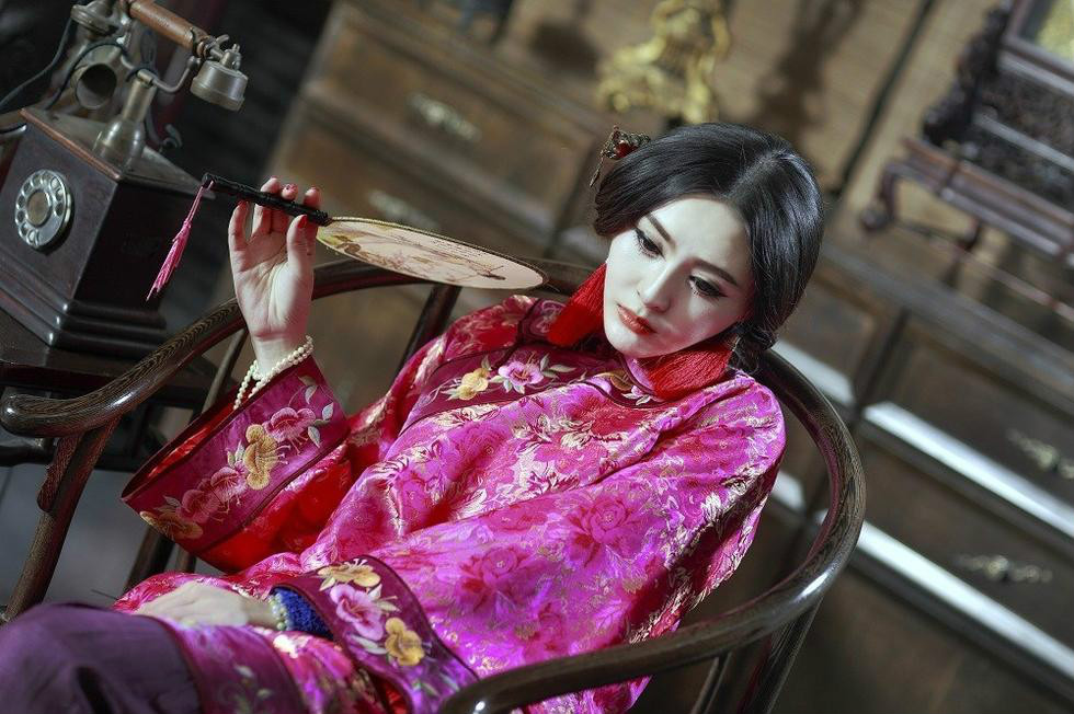  p>伍娇,女,因为参加非诚勿扰这个节目而在网络上迅速走红,被称为小