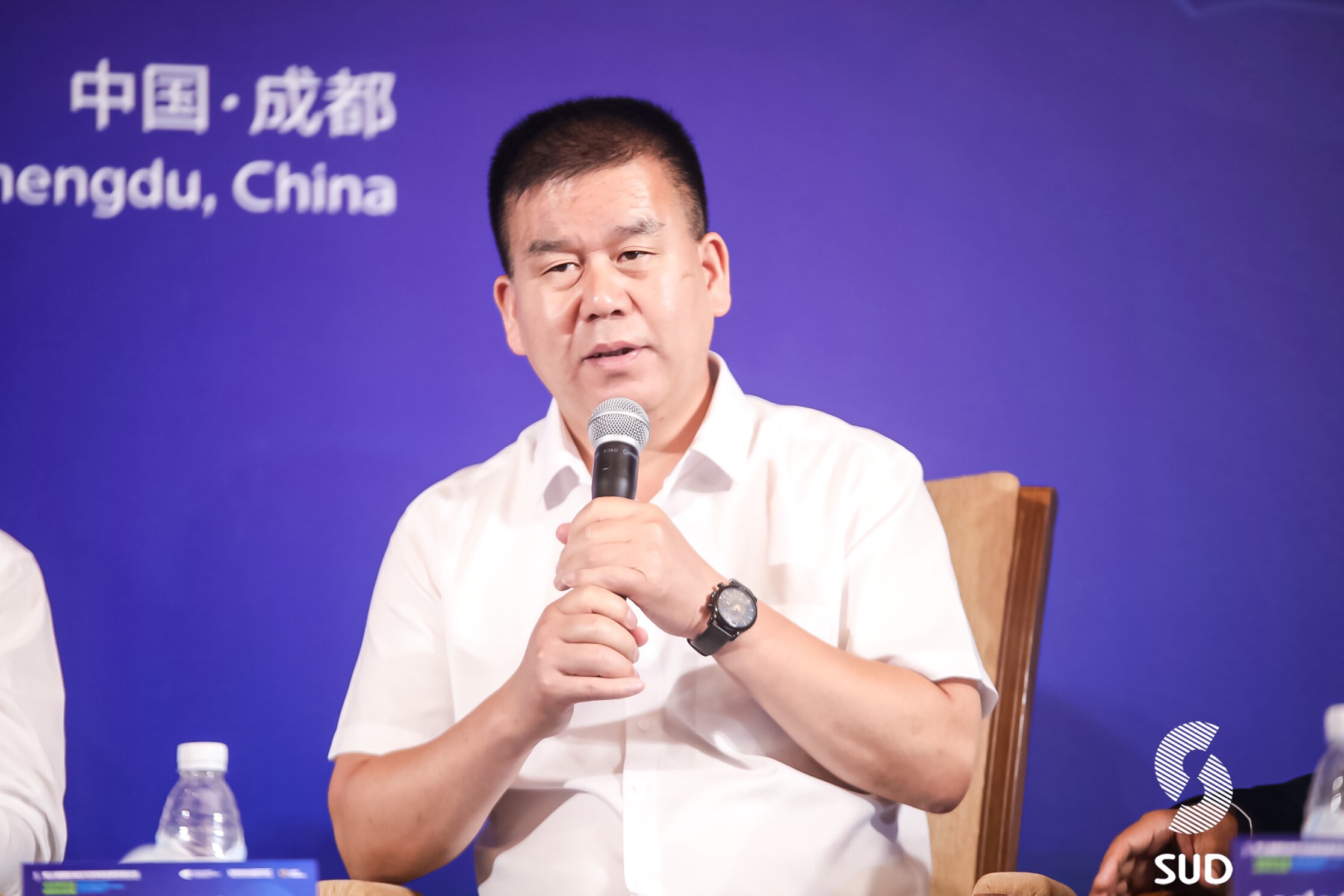  p>朱仁斌,男,1969年3月出生,中共党员,浙江安吉县鲁家村党委书记.