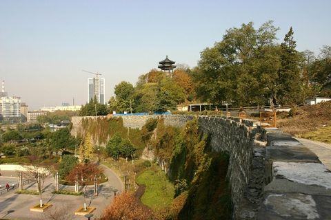  p>八字山位于 a href="#" data-lemmaid="2207627">南京市 /a>鼓楼区