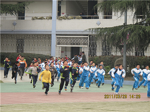  p>成都市建设路小学始建于一九二〇年,在近百年的办学历程中积淀了