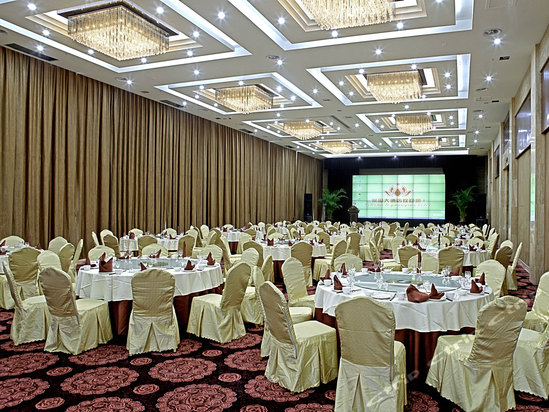 位于济南市天桥区历黄路北段,是按国际四星级酒店标准投资兴建,集客房