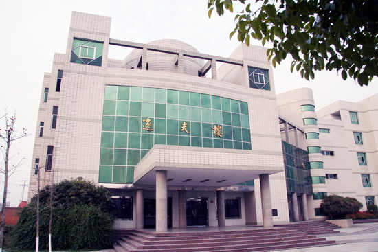 十月十四日)—2014年1月7日〕,原名邵仁楞,生于上海,祖籍浙江宁波 a