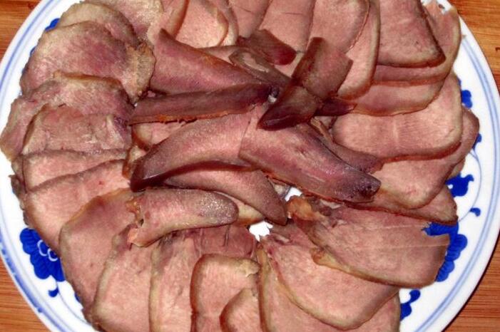  p data-id="gn8dbv6062">糟卤猪舌头是一道菜品,由猪舌,糟卤等制作而