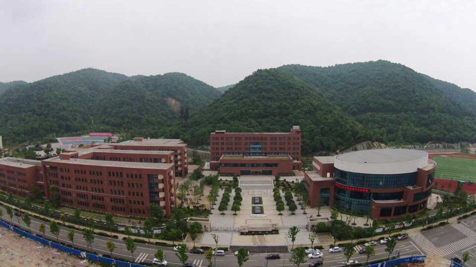  p>湖南师大附中梅溪湖中学是 a target="_blank" href="/item/长沙市