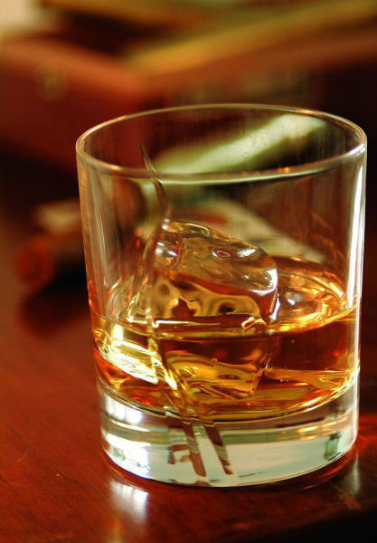  p>约翰可林(john collins),据说是酒吧侍者约翰可林所创,故名约翰可