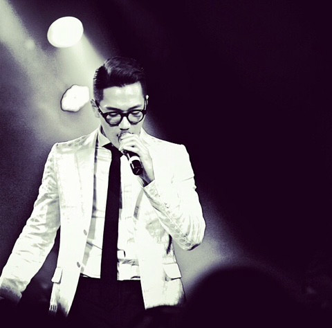 2011年出道的solo歌手,出道曲《傻瓜一样又哭了》.