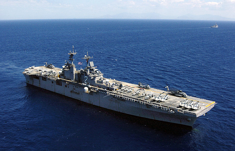 class amphibious assault ship /i> /b>,舰种分类为 b> i>landing