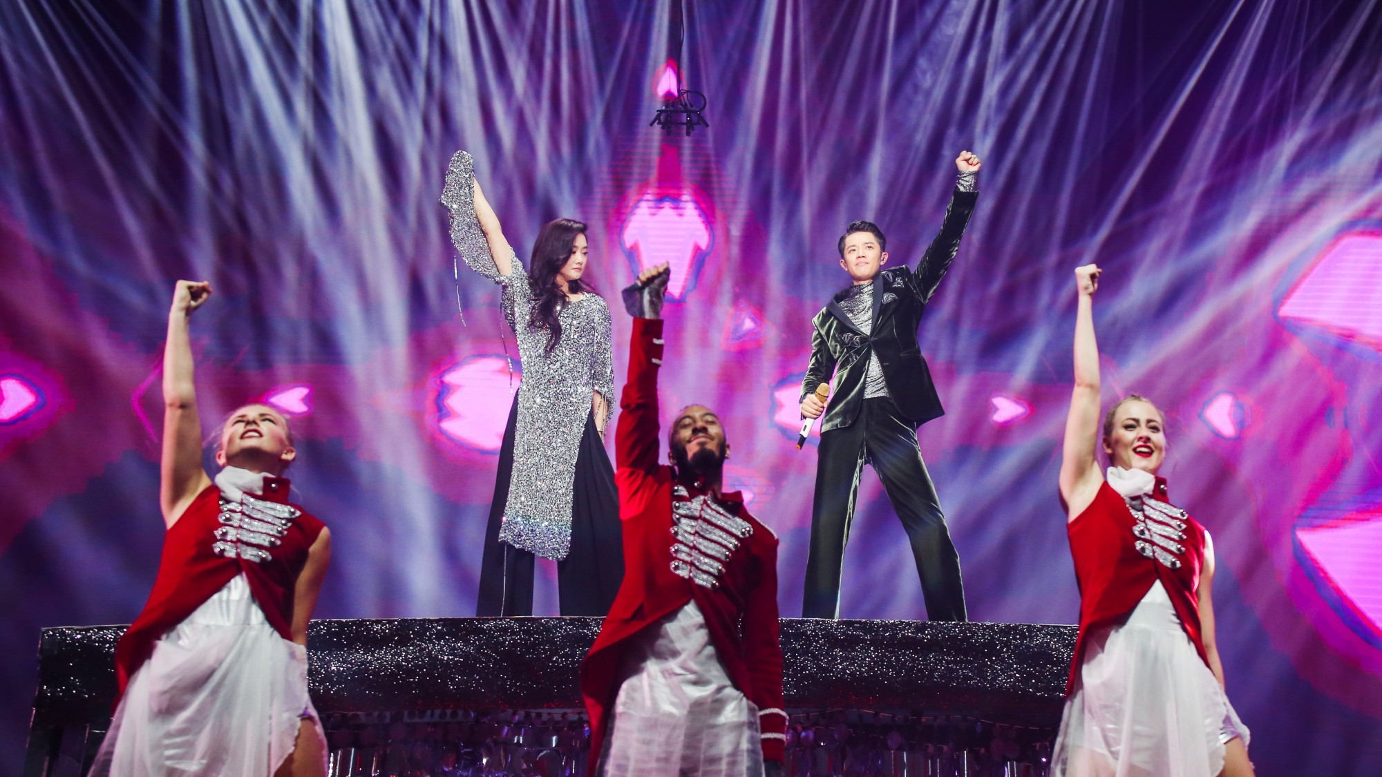  p>凤凰传奇(phoenix legend),中国内地流行乐演唱组合,成立于1998年