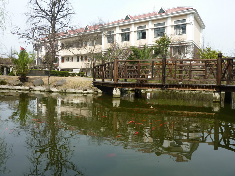  p>上海市松江区第四中学(简称松江四中),是一所区属完全中学,创办于