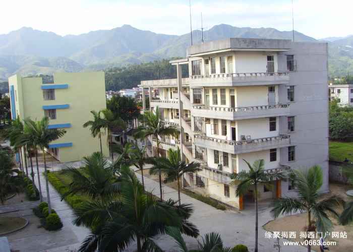  p>揭西县北山中学,是爱国华侨曾兆春先生于1931年创建的培英中学.