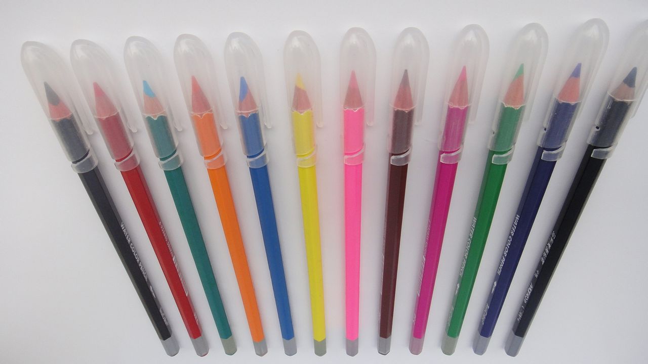  p>彩色铅笔(colored pencil)是指用彩色颜料而非石墨所制作的一种